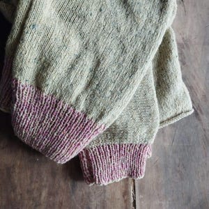 Handgestrickter Pullover // lange Ärmel, Bio Lomond Tweed Wolle, Fledermaus Ärmel, U-Boot Ausschnitt, leicht und weich, lime grün und magenta