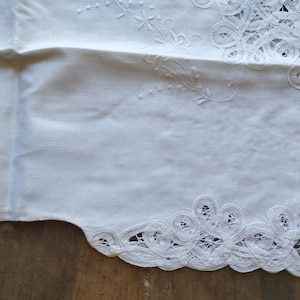vintage lace blouse // sleeveless, made from light linen and cotton lace, from 80s, snow white, button down