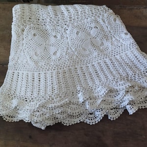 vintage crochet / lace table decor // round table cloth, in natural white cotton, country style