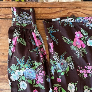 Blusa vintage // manga larga, con pajarita y cinturón, floral, multicolor sobre marrón, de los años 70