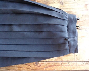 vintage pleated skirt // long, with lining and zipper behind, crepe, in black