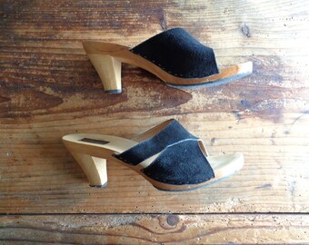 black vintage clogs // high heel, suede, open toe