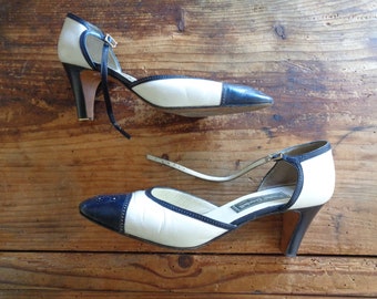 Scarpe vintage con cinturino alla caviglia in pelle, scarpe italiane color crema e blu marino, anni '70, EU39