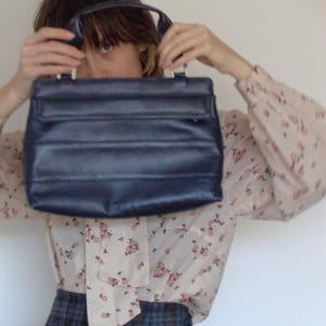 vintage hand bag // dark / marine blue, with zipper, inside and outside pockets, from 70s, real leather
