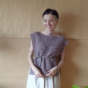 Gilet in canapa e cotone lavorato a mano, top multicolore con cintura immagine 10