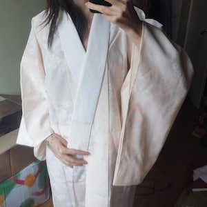 kimono vintage // en viscose, peut être utilisé comme peignoir, avec des fleurs, en rose/pêche et jaune, pastel