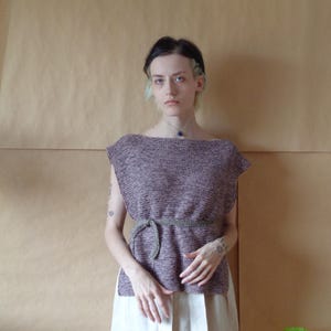 Gilet in canapa e cotone lavorato a mano, top multicolore con cintura immagine 9