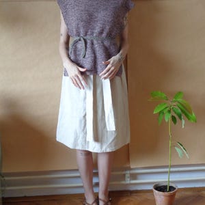 Gilet in canapa e cotone lavorato a mano, top multicolore con cintura immagine 5