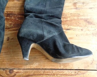 vintage suede boots // low, medium heel, rounded top, in black, 80s, size 5.5