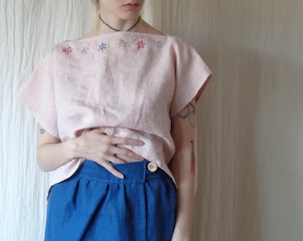 Blusa de linho bordada, sem mangas, com decote canoa, feita sob encomenda.