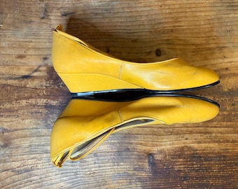 décolleté vintage con cinturini // in giallo, tacco medio, molto morbide, eleganti, da ufficio, anni '80, eu39