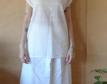Blusa de algodón con encaje blanco, cuello barco y manga corta