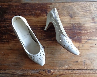 décolleté vintage bianche // tacco alto, pelle traforata molto morbida, anni '80