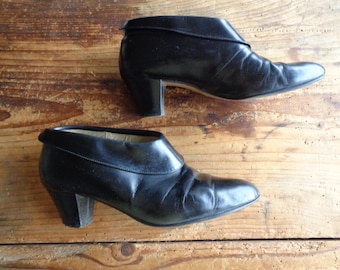 Vintage Stiefeletten // niedriger Absatz, schwarzes Leder, elegant, 90s
