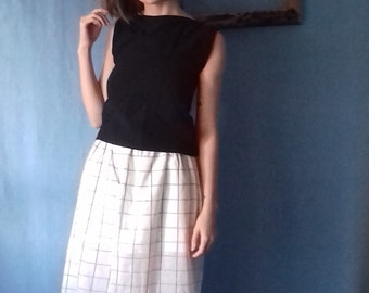 Blusa sem mangas de musselina feita sob encomenda, com decote canoa em gaze dupla.