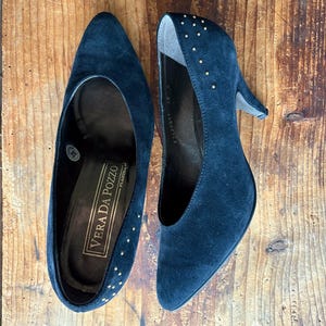 vintage suede pumps // in black, medium heels, very soft, elegant, office, with golden decor, 90s
