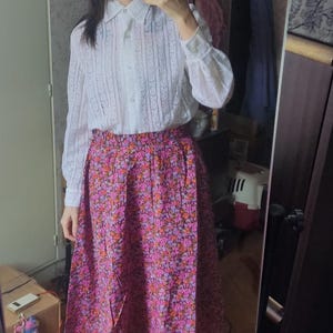 vintage cotton skirt // a line, with zipper and pocket on side, midi lenght, printed with small flowers, multicolor, 70s