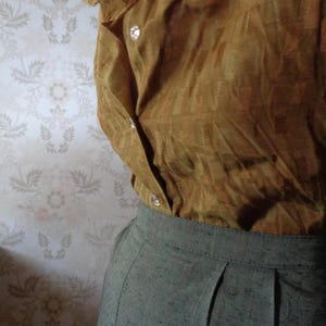 vintage tunic blouse // long sleeves, elegant, extra long with belt, padded shoulders, in mustard / olive green, slightly shiny