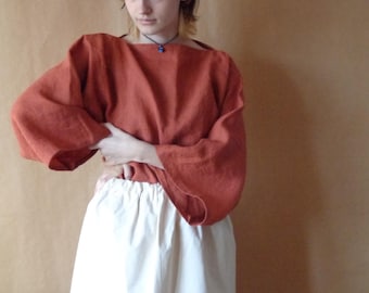 Blusa de linho feita sob encomenda, decote canoa, mangas amplas.