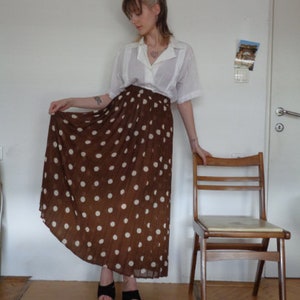 vintage faltenrock // langer, elastischer Bund, schokobraun mit weißen punkten, made in jugoslawien