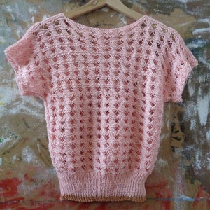 haut / gilet en coton tricoté à la main // manches courtes, tricot dentelle, court, rose avec bas marron, en coton vintage, prêt à être expédié