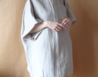 Vestido túnica oversized de linho, mangas curtas e amplas, cor natural.