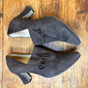 vintage suede pumps // in choco brown, high heels, very soft, with lace, romantic look, elegant, office, 90s