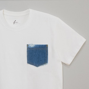 Jeans-T-shirt met zak. Handverontruste indigoblauwe denim patch. Klassiek T-shirt van premium katoen. Uniseks