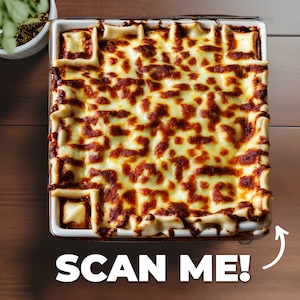 Può includere: Una pirofila di ceramica bianca piena di lasagne dorate. La lasagna è ricoperta di formaggio fuso e ha una superficie croccante e dorata. La pirofila è su una superficie di legno e ha il testo "SCAN ME!" stampato sul fondo.