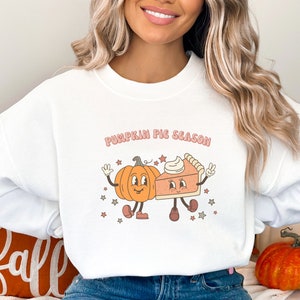 Bluza z nadrukiem Pumpkin Pie Season, słodka jesienna koszulka, jesienne klimaty, jesienny okrągły dekolt, koszulka na Święto Dziękczynienia, koszulka z okazji Friendsgiving, prezent dla niej