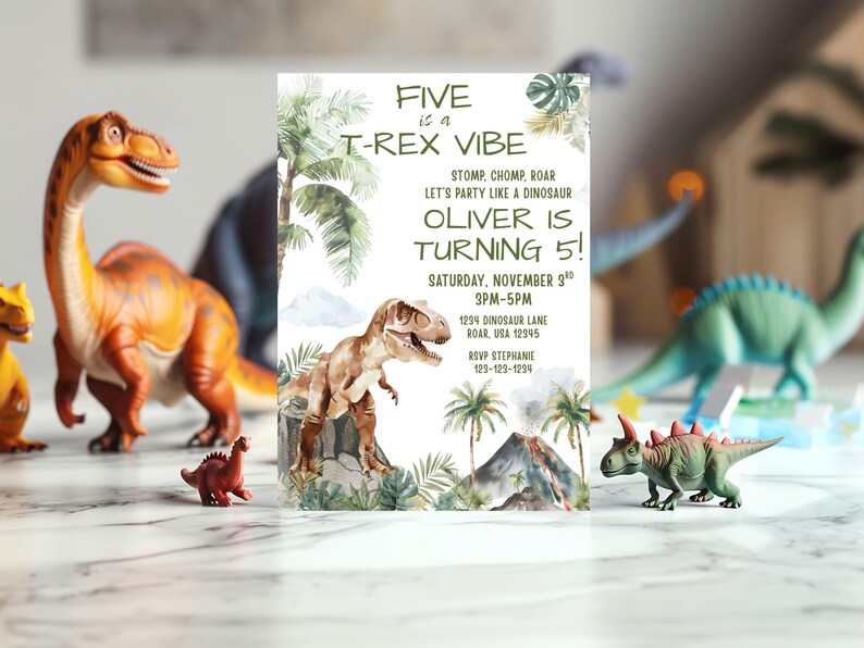 Pode incluir: Um convite de anivers&aacute;rio com tema de dinossauro com o texto "FIVE is a T-Rex VIBE" e "OLIVER IS TURNING 5!". O convite apresenta uma ilustra&ccedil;&atilde;o em aquarela de um T-Rex, palmeiras e um vulc&atilde;o. Dinossauros de brinquedo cercam o convite.