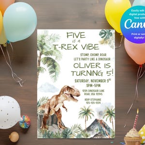 Pode incluir: Um convite de anivers&aacute;rio com tema de dinossauro. O convite apresenta uma ilustra&ccedil;&atilde;o de um T-Rex, palmeiras e um vulc&atilde;o. O texto diz "Five is a T-Rex Vibe" e inclui detalhes da festa. Bal&otilde;es coloridos circundam o convite. Medidas em cm.