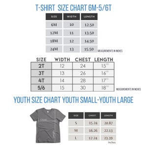 Puede incluir: Una tabla de tallas de camisetas para tallas de 6M a 5/6T y youth small a large. La tabla muestra medidas de ancho, pecho y largo en pulgadas para cada talla. Una camiseta gris muestra con l&iacute;neas blancas d&oacute;nde se miden el pecho y el largo.