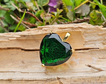 Pendentif cœur Andara vert avec le symbole Métatron et l'énergie de Maître Hilarion/ environ 2 cm