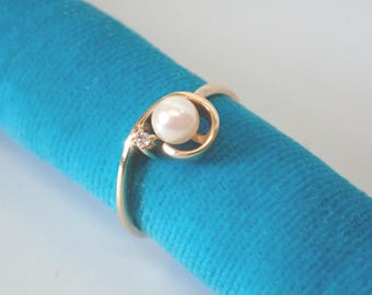 Vintage 14K Gold Pearl and Diamond Ring