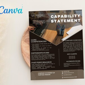 以下が含まれることがあります： 左上にCanvaのロゴが入った、濃い茶色と白のケイパビリティ・ステートメントのチラシ。チラシには、コアコンピテンシー、差別化要因、過去の業績、会社の概要などのセクションが含まれています。木製のプレートが前景にあります。