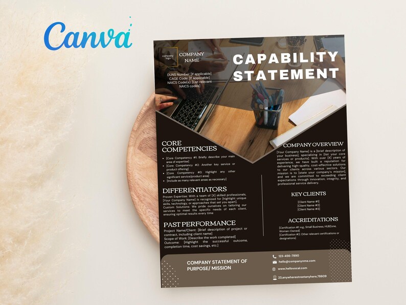 以下が含まれることがあります： 左上にCanvaのロゴが入った、濃い茶色と白のケイパビリティ・ステートメントのチラシ。チラシには、コアコンピテンシー、差別化要因、過去の業績、会社の概要などのセクションが含まれています。木製のプレートが前景にあります。