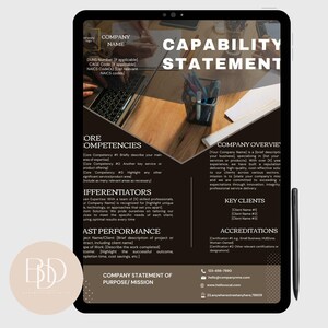 以下が含まれることがあります： デジタルタブレットには、能力声明が表示されています。このドキュメントは、企業情報、コアコンピテンシー、過去のパフォーマンスのセクションを備えた、濃い茶色とベージュの色使いです。スタイラスが見えます。