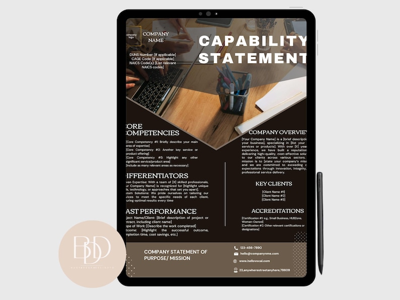 以下が含まれることがあります： デジタルタブレットには、能力声明が表示されています。このドキュメントは、企業情報、コアコンピテンシー、過去のパフォーマンスのセクションを備えた、濃い茶色とベージュの色使いです。スタイラスが見えます。