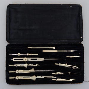 Zestaw zabytkowych przyrządów kreślarskich, cyrkiel proporcjonalny