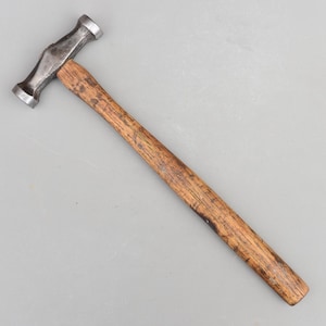 Martillo redondo y redondo de acero fundido macizo antiguo