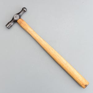 以下が含まれることがあります： 木製の柄が付いたボールペインハンマー