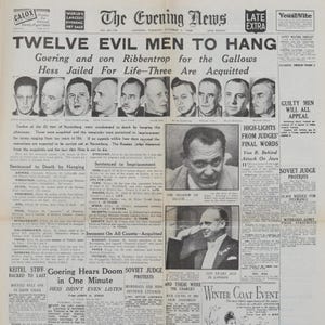 Peut inclure: Une page de couverture de journal vintage, The Evening News, datée du 1er octobre 1946, avec le titre « Douze hommes mauvais à pendre ». La page présente des portraits d'hommes et des articles de presse détaillés sur les procès de Nuremberg.