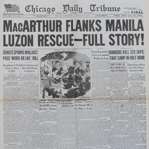 Peut inclure: Une copie vintage du journal Chicago Daily Tribune du 2 février 1945, avec des gros titres sur MacArthur, Manille et Luzon. La une présente des articles et des illustrations, avec le drapeau américain dans le coin supérieur gauche.