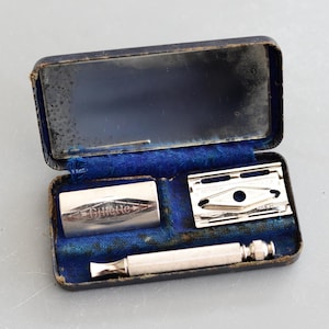 Vintage Gillette Travel Double Edge Safety Razor Set in Case