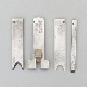 Può includere: Quattro scalpelli in metallo argentato con la scritta "RECORD MADE IN ENGLAND TUNGSTEN STEEL" su uno degli scalpelli.