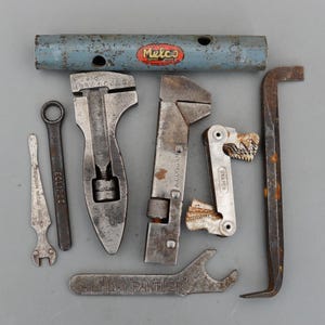 Set med vintage skiftnycklar och handverktyg