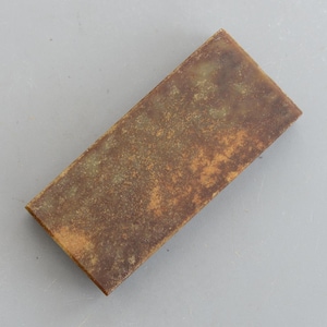 以下が含まれることがあります： ざらざらとした質感の表面を持つ、長方形の茶色の研ぎ器