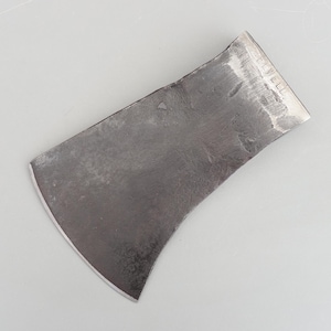 Pode incluir: Uma cabeça de machado vintage com uma lâmina curva e um corpo retangular. O metal tem uma aparência escura e envelhecida com sinais de desgaste. A palavra "WELL" está estampada na borda superior.