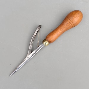 Ferramenta vintage para reparo de tapetes de retalhos com mola, fabricada na Inglaterra, patente Brown's nº 673864.